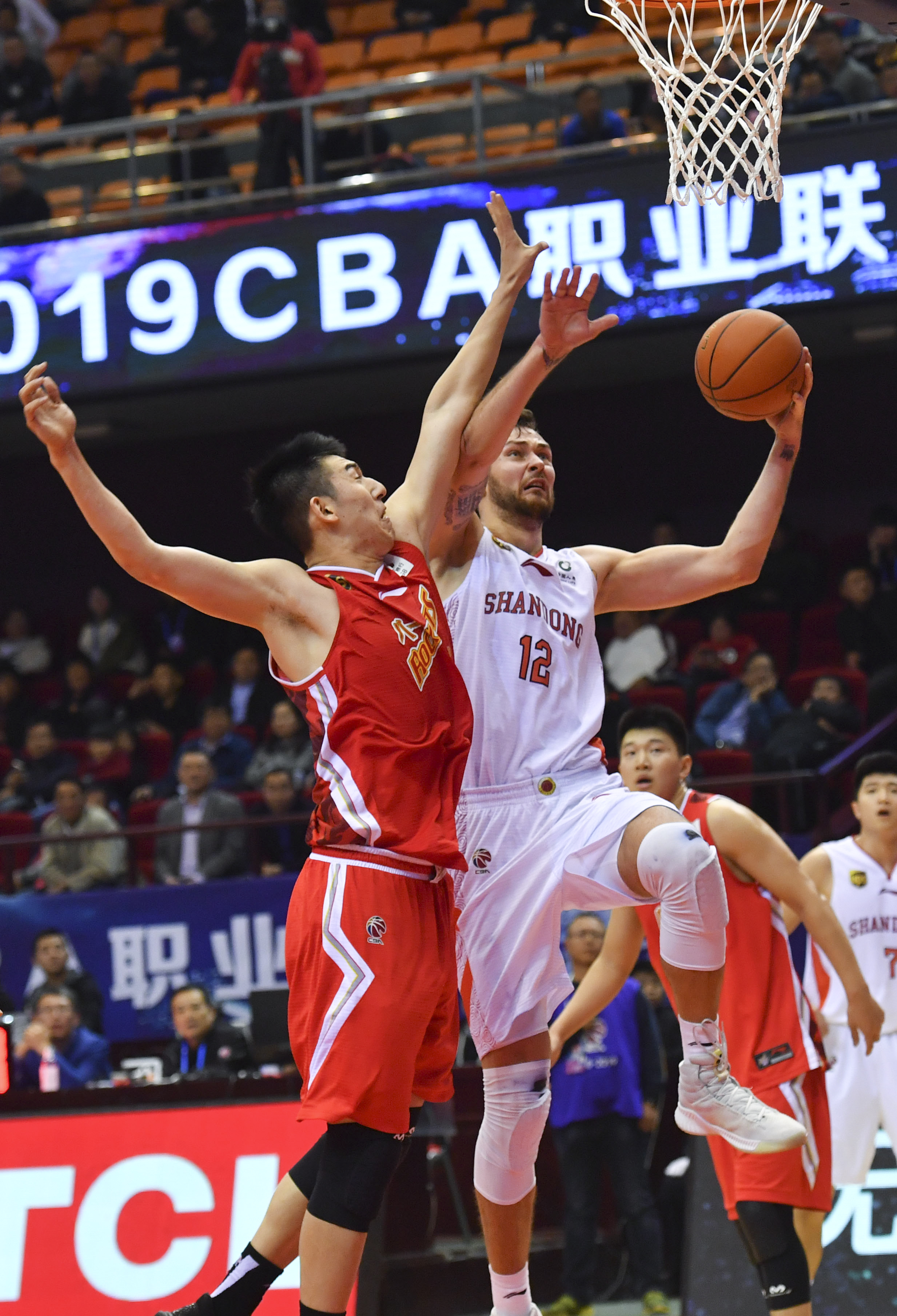 U22国足力克韩国U22，球迷在球员谢场时高喊“雄起”（U22国足力挫韩国U22，谢场之际看台齐喊“雄起”）