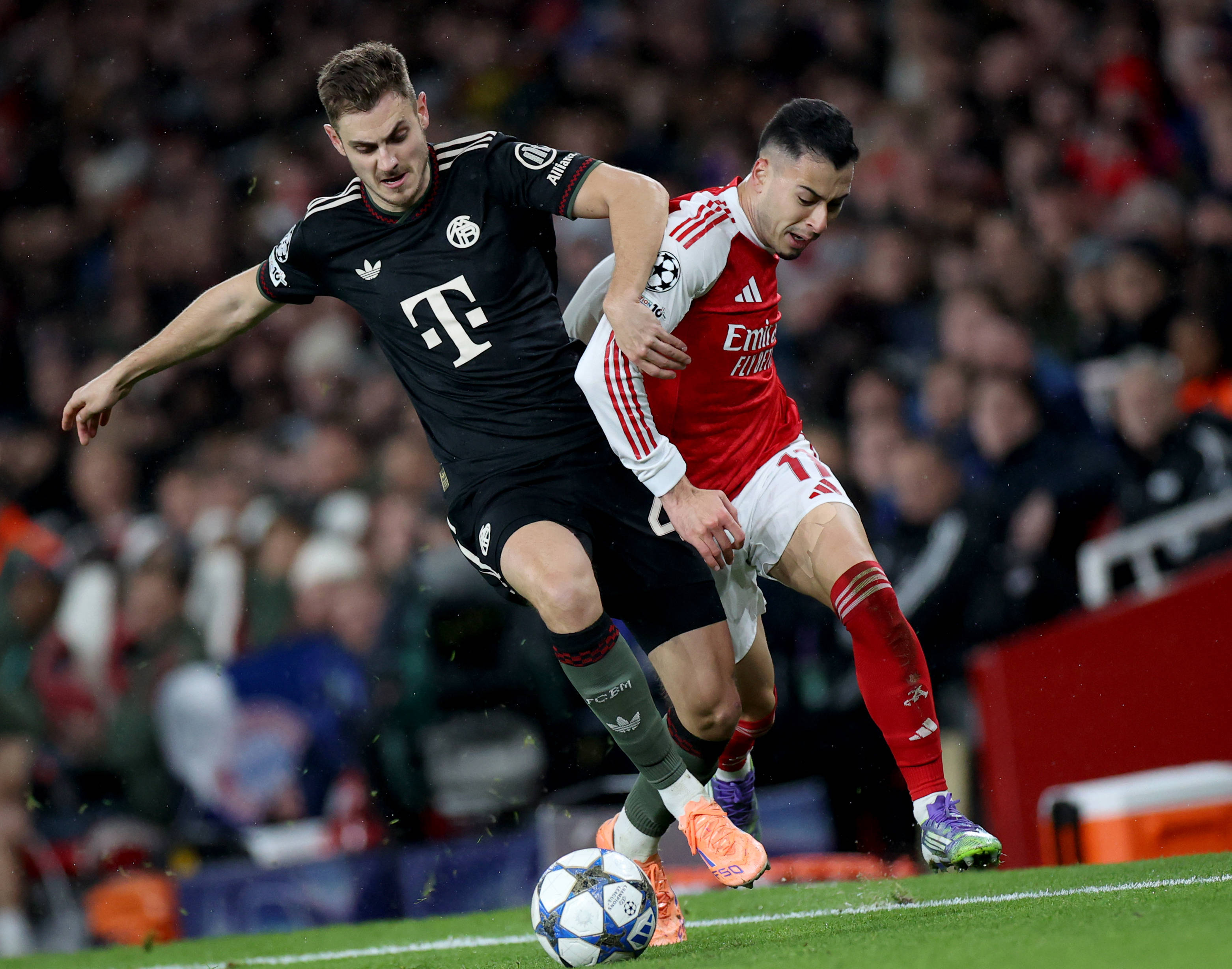 悲喜夜：拜仁造5-0惨案，阿森纳18场不败终结，保级队绝平利物浦（冰火之夜：拜仁5-0横扫，阿森纳18场不败告终，保级队绝平利物浦）