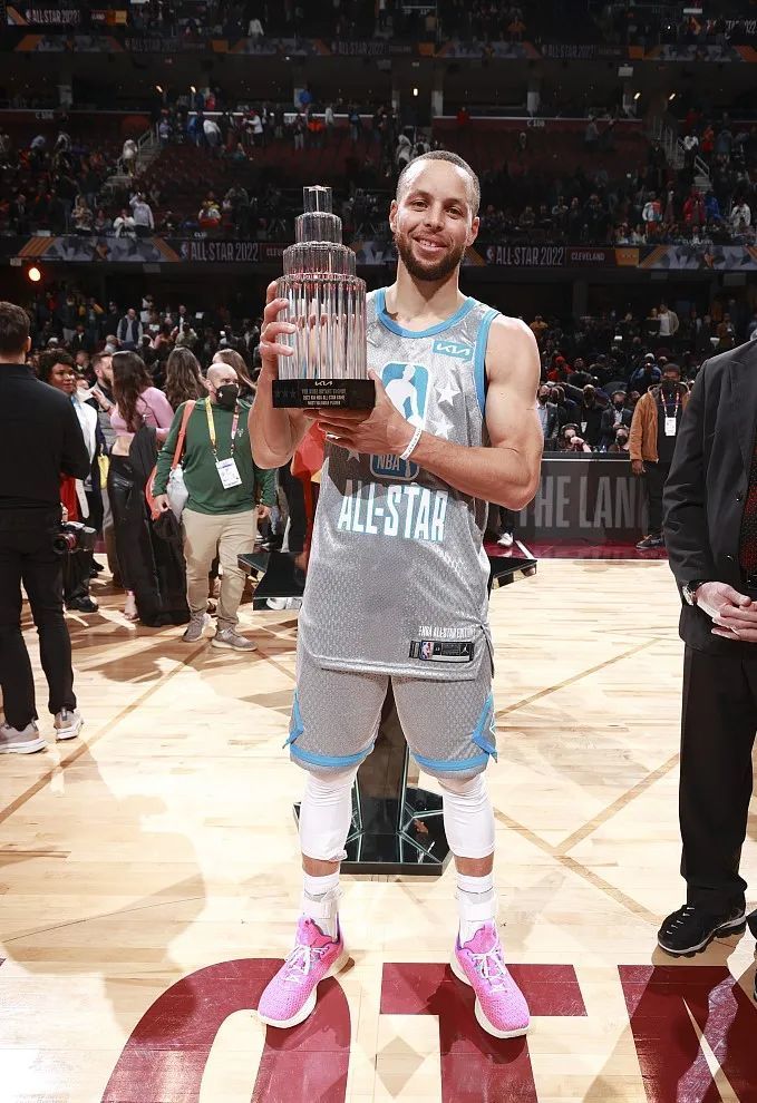 中超赛场争议判罚：VAR判罚引发讨论,（中超判罚风波：VAR介入引发热议）