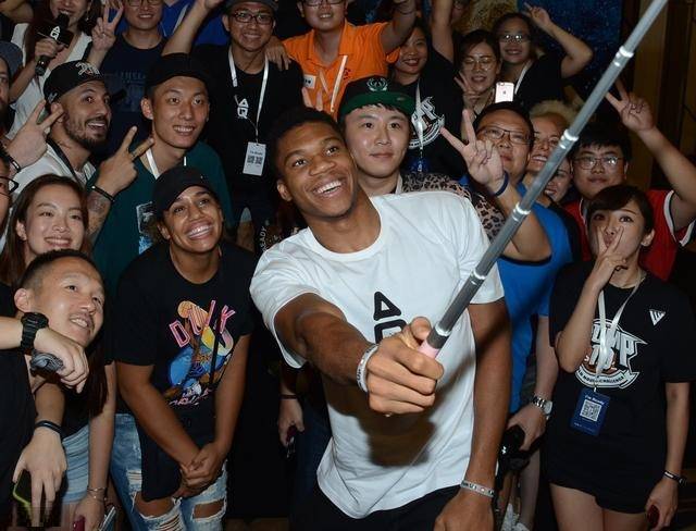 图片报：乌尔比希佩戴特制眼镜与耳罩训练，为了提高专注力（图片报：为提升专注力，乌尔比希训练中佩戴特制眼镜与耳罩）