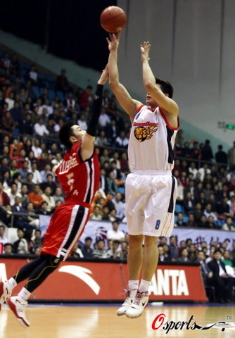 酣畅淋漓！还原火箭大胜湖人23分全过程，詹姆斯满脸无奈（火箭23分痛击湖人全程回顾：詹姆斯面露无奈）