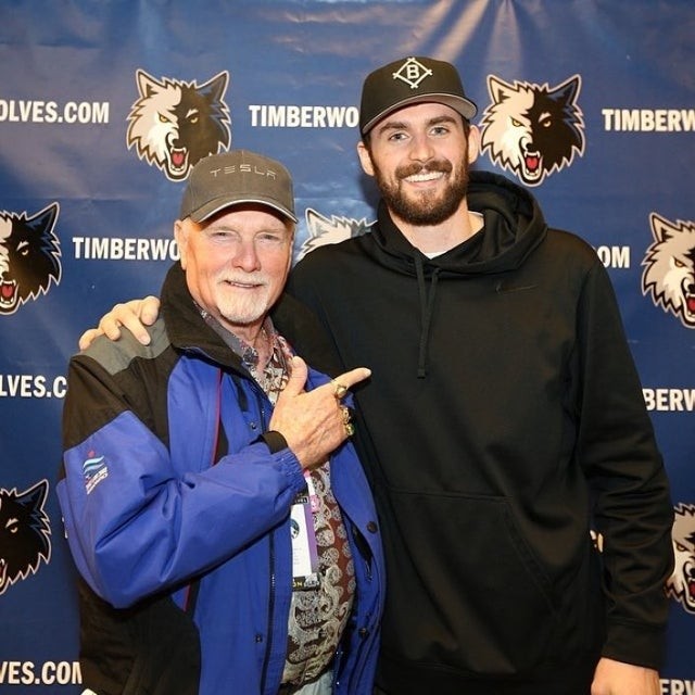 达成尤文生涯200场里程碑，洛卡特利获赠纪念球衣（洛卡特利迎来尤文生涯第200场里程碑，获赠纪念球衣）