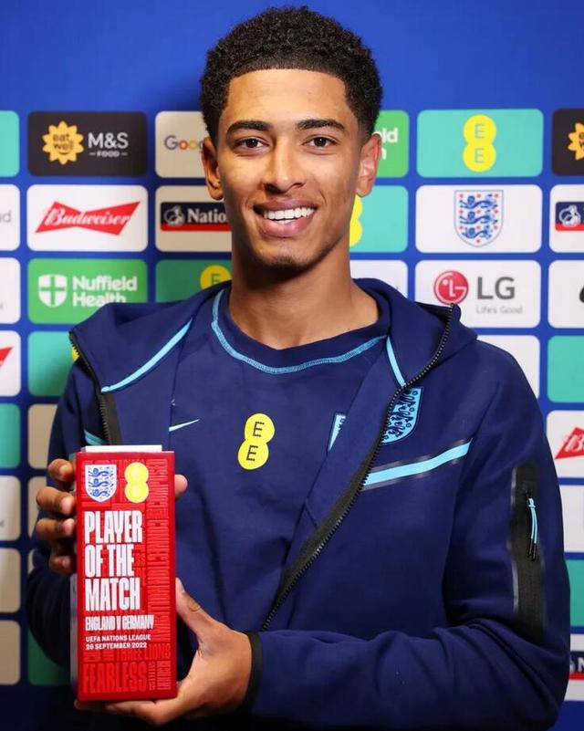 穆里尼奥提前送出圣诞礼物？两小将欧冠迎本菲卡一线队首秀（穆帅圣诞提前到？两小将欧冠对本菲卡完成一线队首秀）