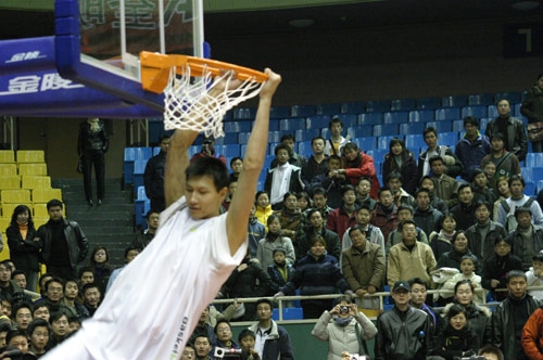 官方：受全运赛事影响，新鹏城vs成都改在肇庆新区体育场进行（官方：因全运会赛程调整，新鹏城vs成都移至肇庆新区体育场）