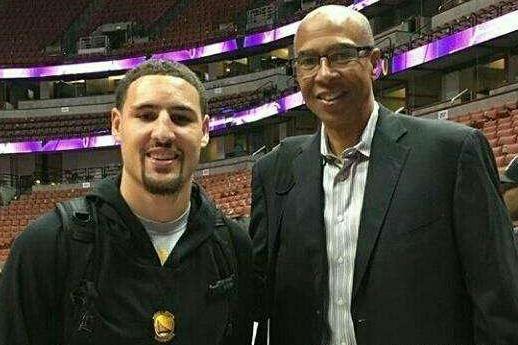 布斯克茨与阿尔巴现身迈阿密网球表演赛，为同胞阿卡助阵（布斯克茨、阿尔巴亮相迈阿密网球表演赛，为同胞阿卡助威）