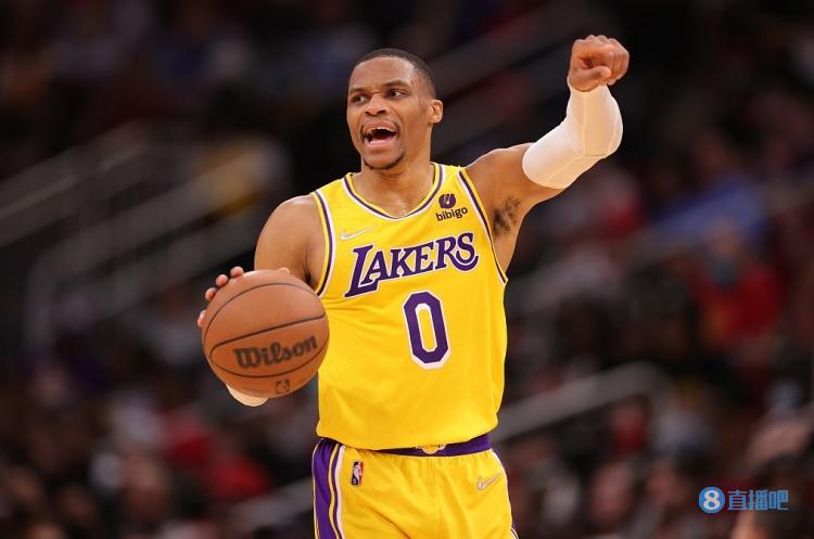 曼联后防连连犯错饱受批评（曼联防线失误不断，备受质疑）